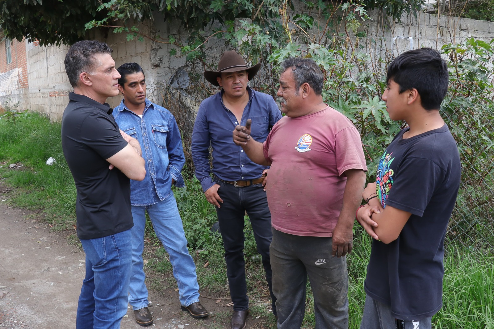 El Presidente Alfonso Sánchez recorrió calles de San Gabriel Cuautla para atender de cerca las necesidades ciudadanas